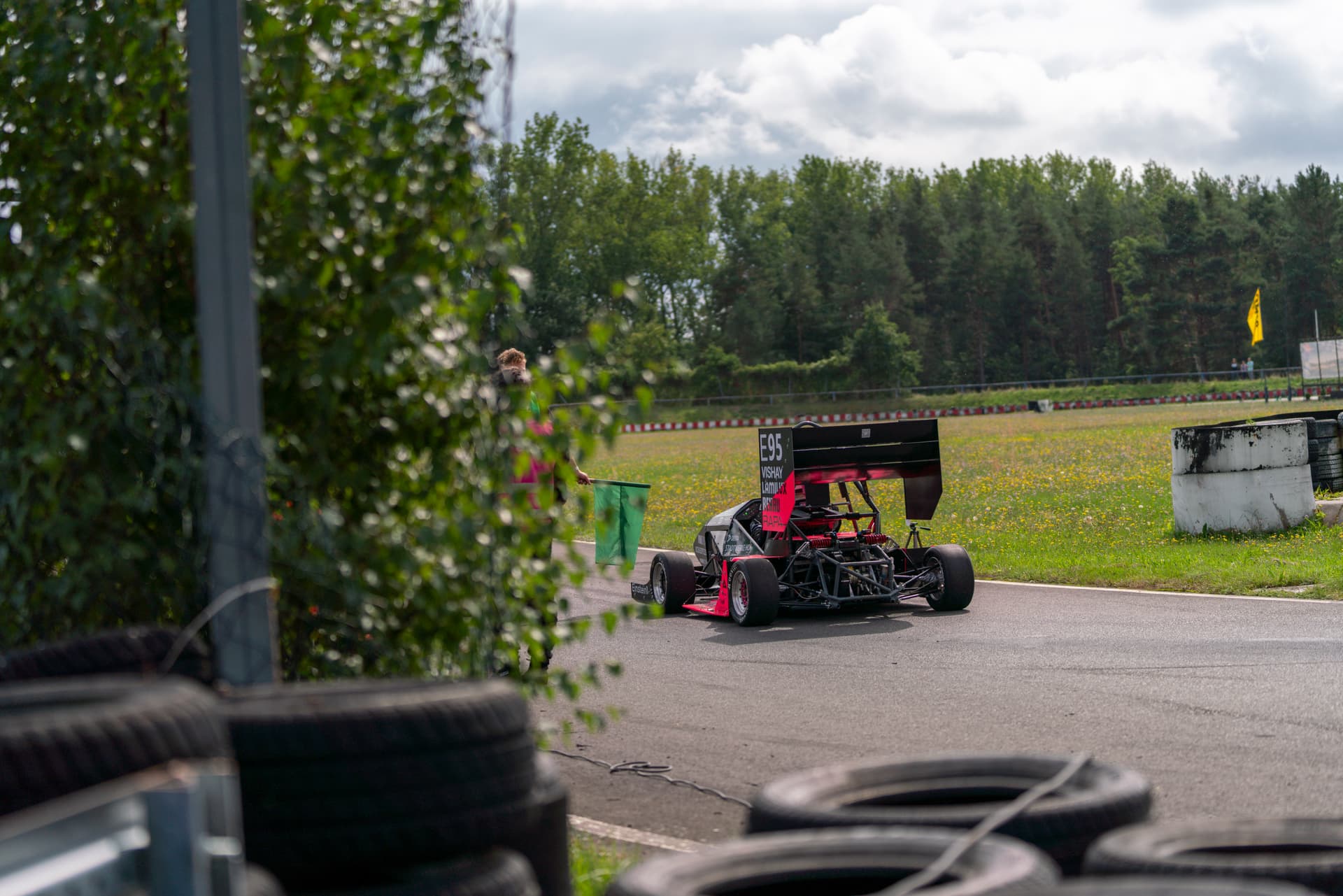 Clyde von hinten auf der Rennstrecke, wartet auf das Startsignal