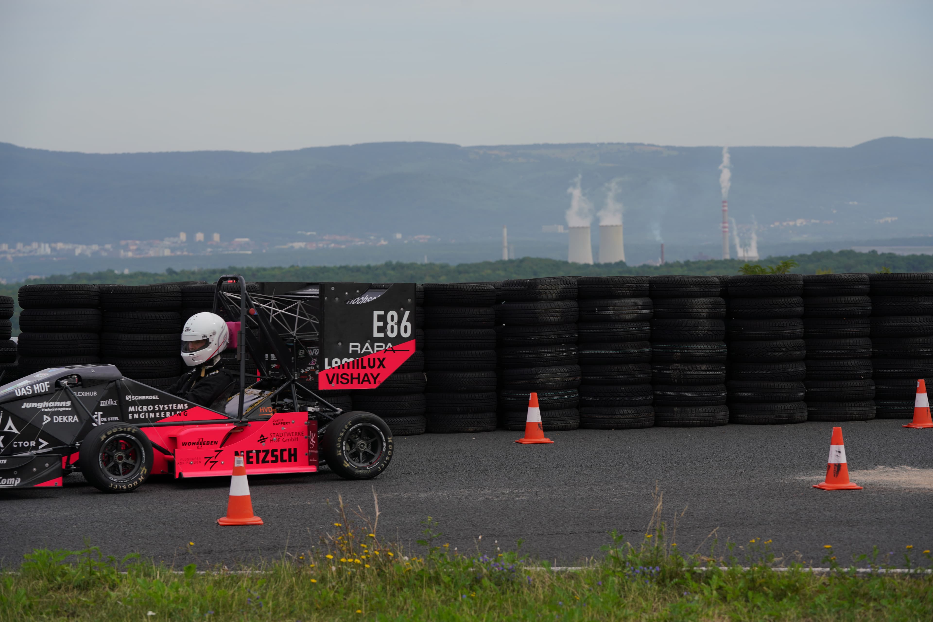 Der Rennwagen Artemis aus 2024/25 fährt auf der Rennstrecke der Formula Student Czech Republic. Logos aktueller Sponsoren sind auf dem Fahrzeug sichtbar.