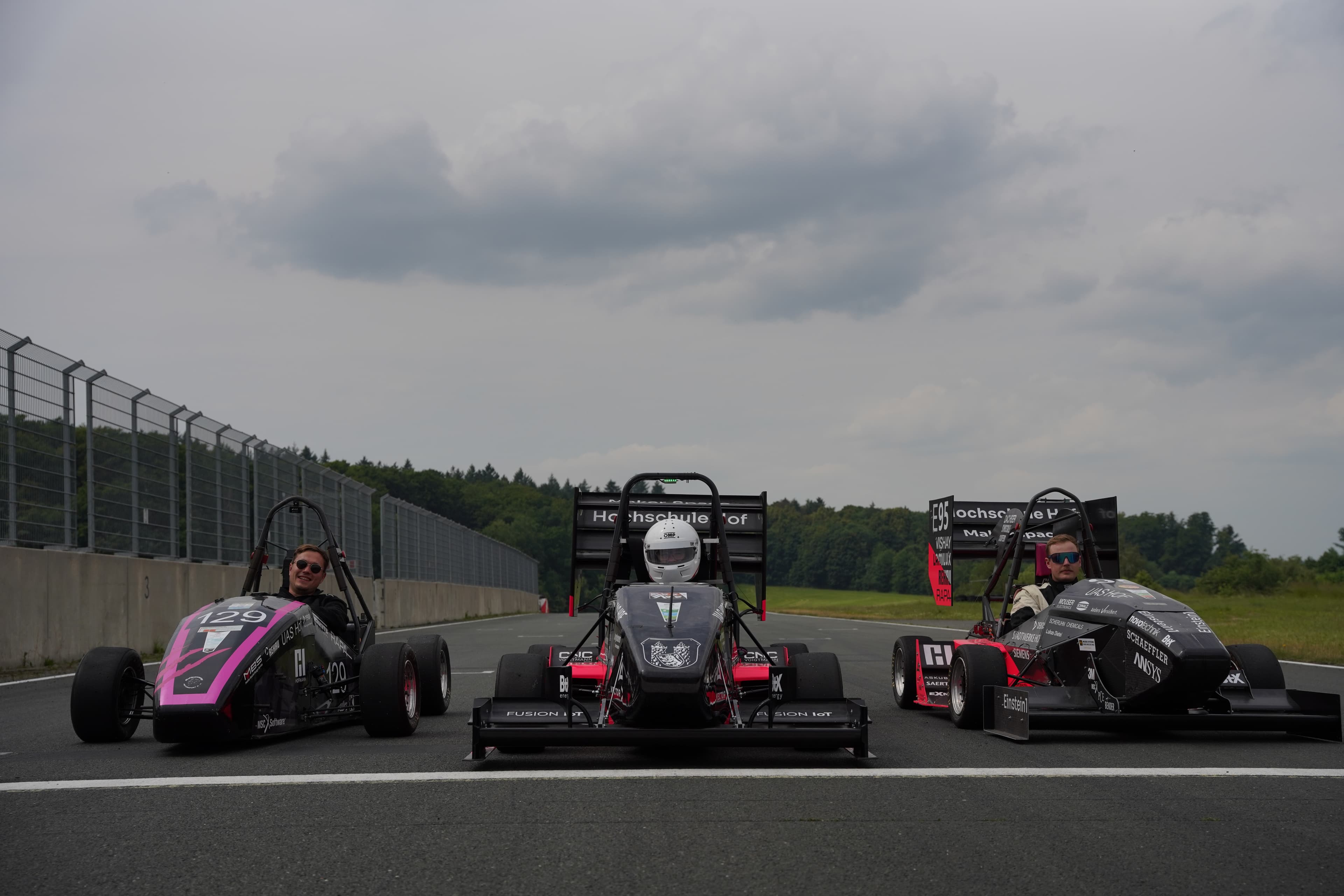 Frontansicht der drei Rennwagen Artemis, Clyde und Bonnie Evo beim Schleizer Summer Racing Event.